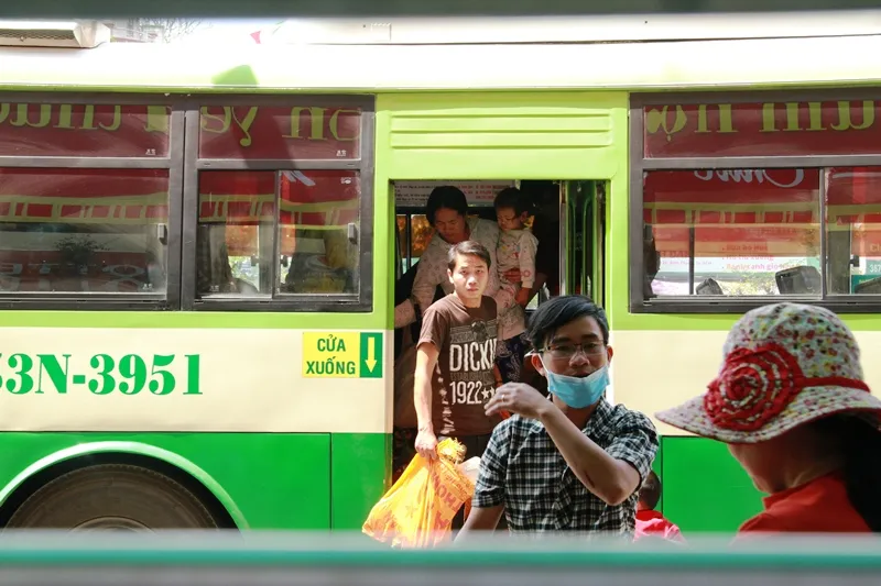 Người ở Sài Gòn tay xách nách mang về quê ăn Tết ảnh 7